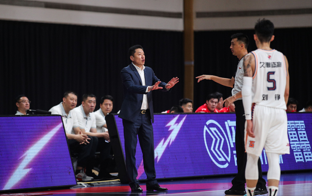 门兴格拉德巴赫迎CBA常规赛关键赛，冲刺阶段主帅复盘，球迷炸锅，临场指挥获称赞的简单介绍