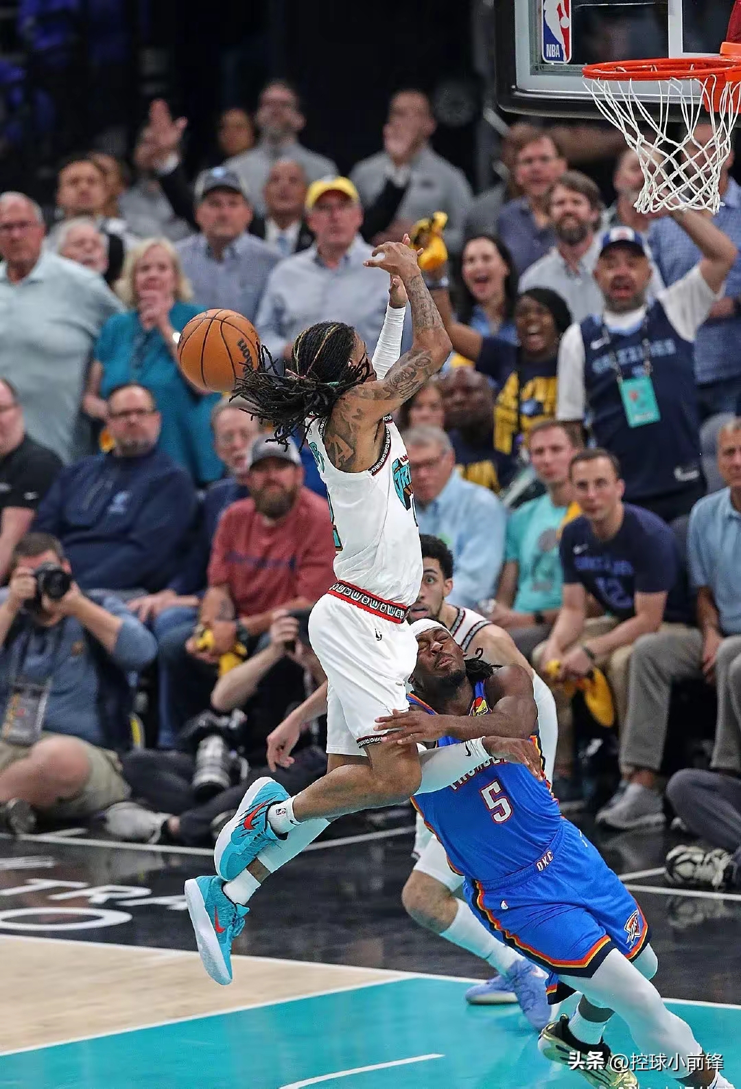 爱游戏网址-今夜NBA季后赛焦点战，夏洛特黄蜂状态回暖，话题不断，纪律约束更严格(陈雪凝汪苏泷事件始末)